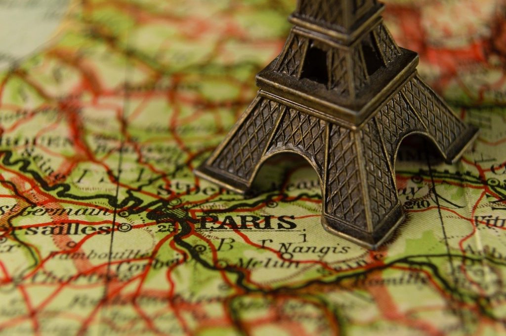 Come trovare lavoro in Francia_mappa Parigi e tour Eiffel