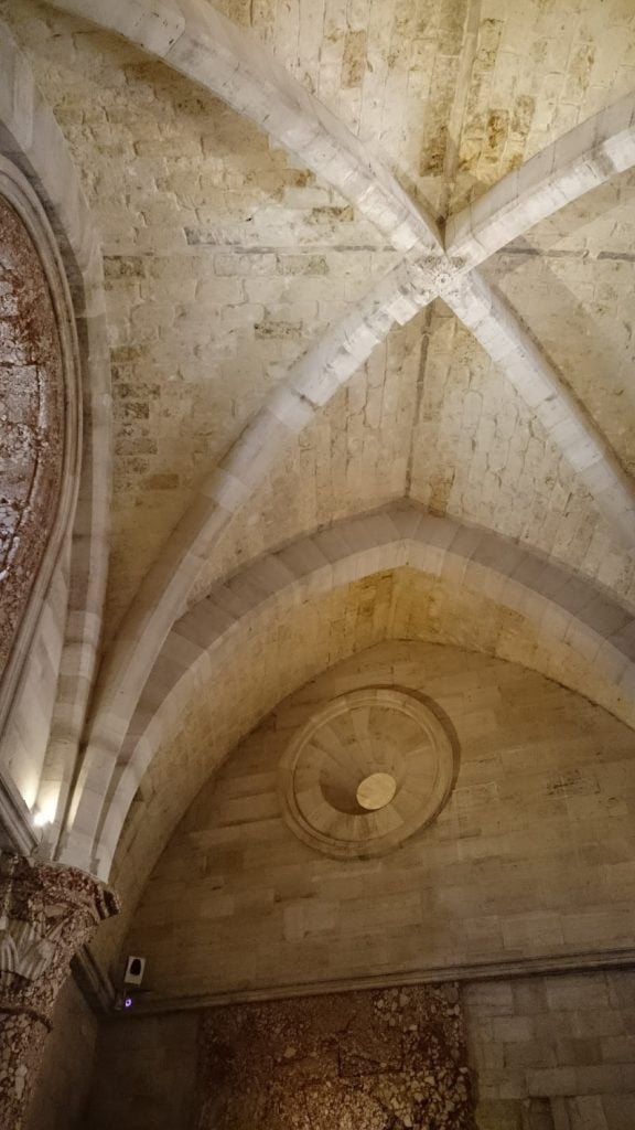 Interno navata Castel del Monte Andria
