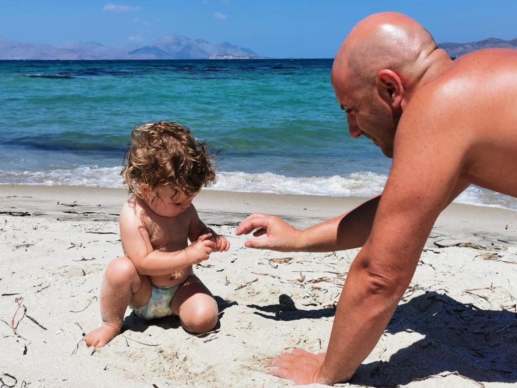 Papà e figlia in spiaggia_viaggiare con neonati in Grecia
