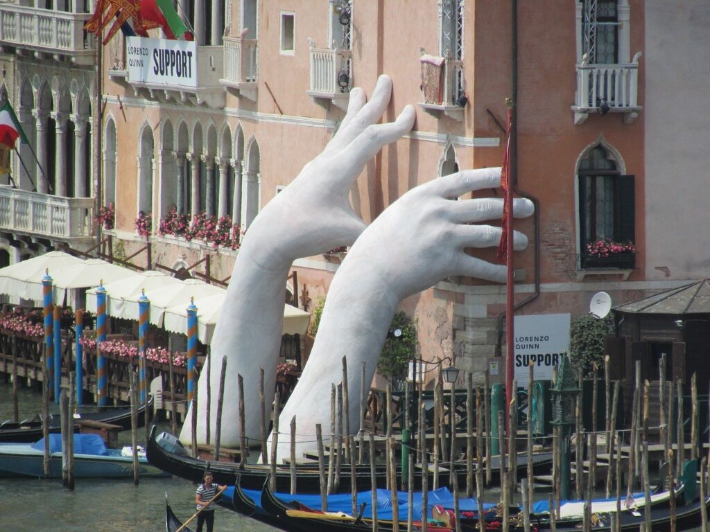 lorenzo quinn_mani a Venezia