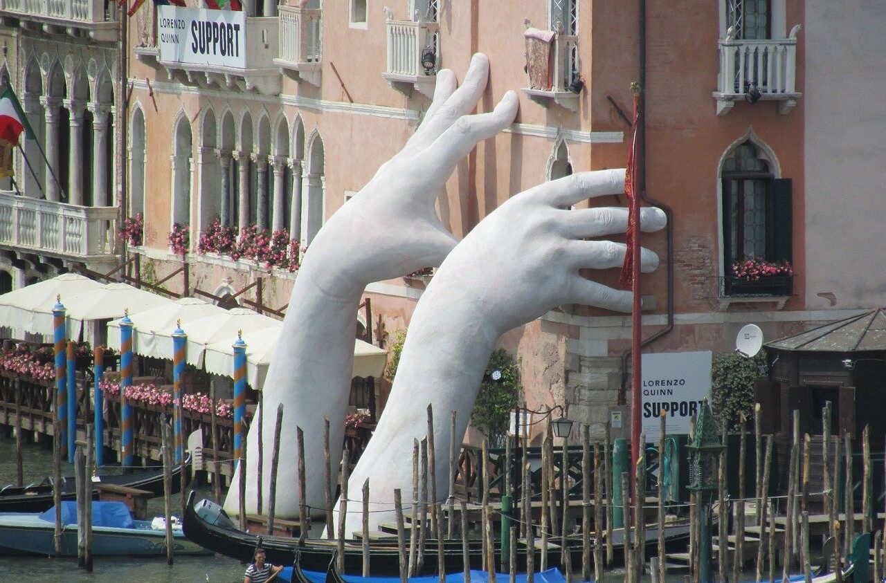 lorenzo quinn e il potere delle mani