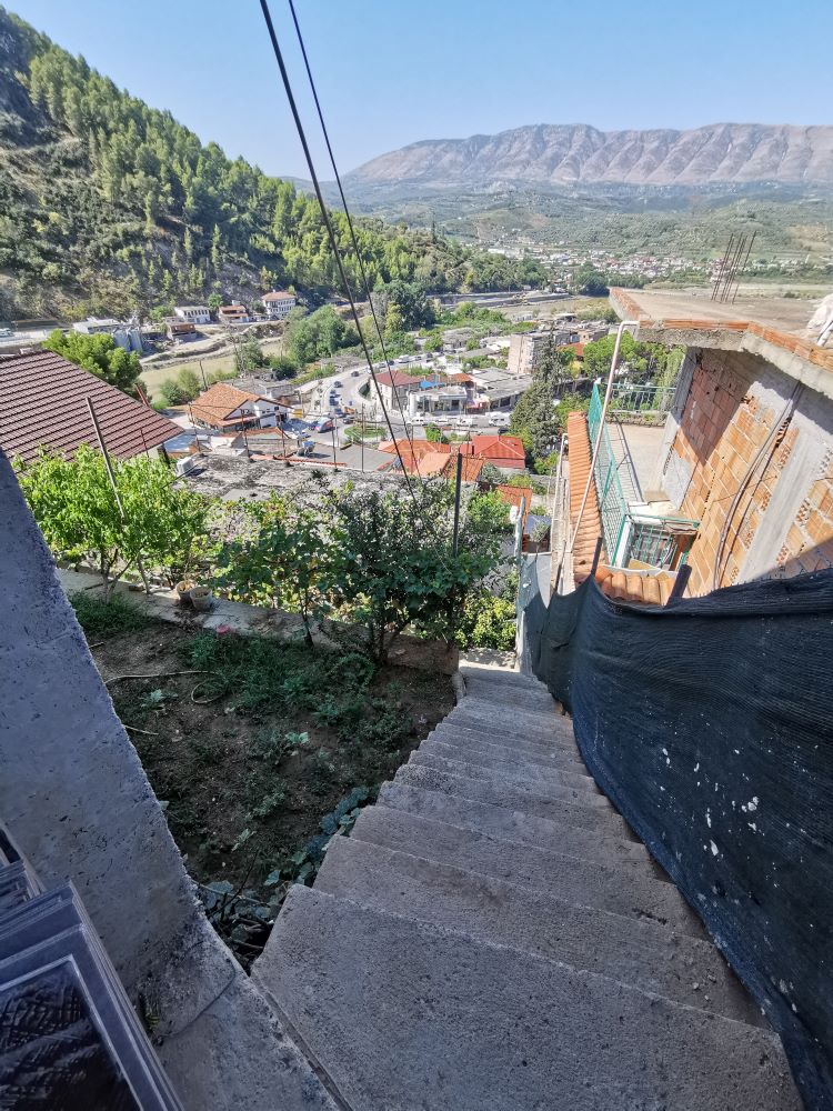 Berat, la città dalle mille finestre: poesia ottomana nel cuore dell’Albania 4 le scale del nostro 'hotel' a Berat