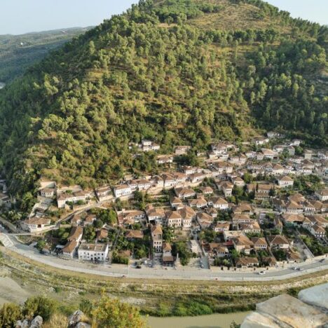 Berat, la città dalle mille finestre: poesia ottomana nel cuore dell’Albania 1 berat con bambini