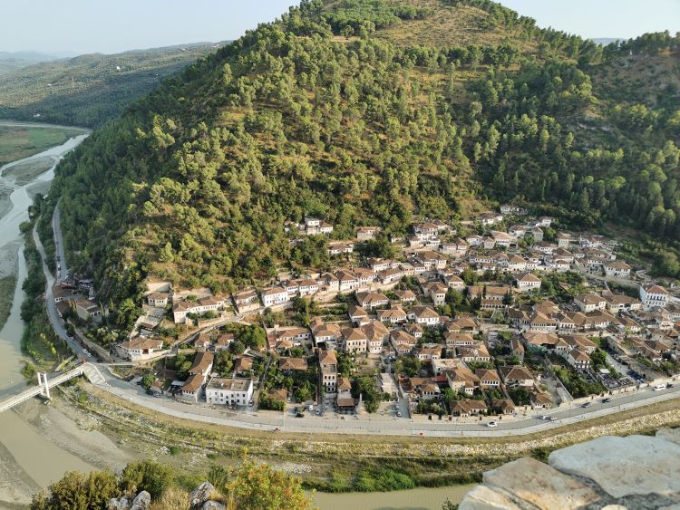 Berat, la città dalle mille finestre: poesia ottomana nel cuore dell’Albania 1 berat con bambini