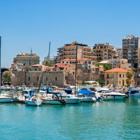 Himarë, la perla tranquilla della Riviera Albanese: cosa vedere e spiagge da non perdere