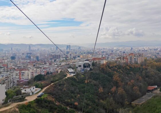 Tirana dall'alto, vista dal Dajti Ekspres, city break con bambini