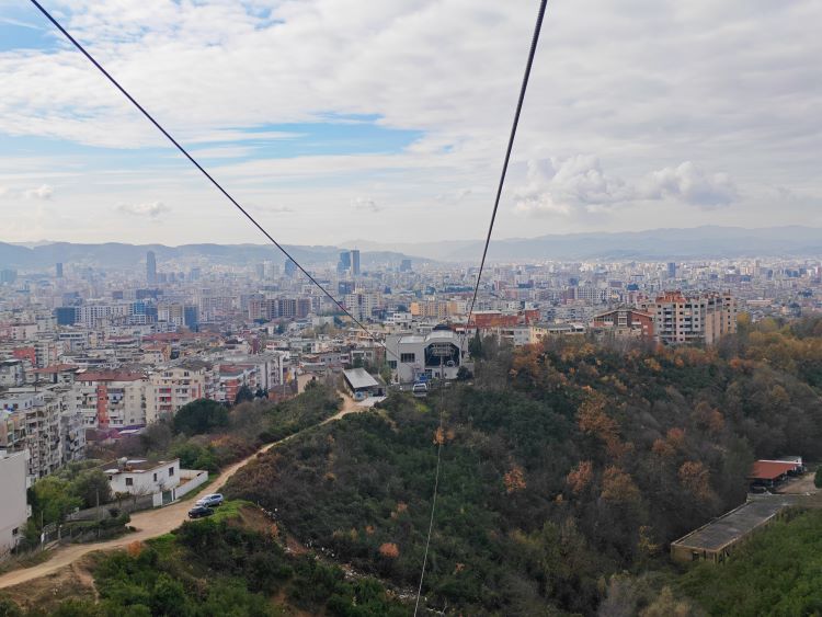 Organizzare un city break con bambini: cosa considerare davvero 1 Tirana dall'alto, vista dal Dajti Ekspres, city break con bambini