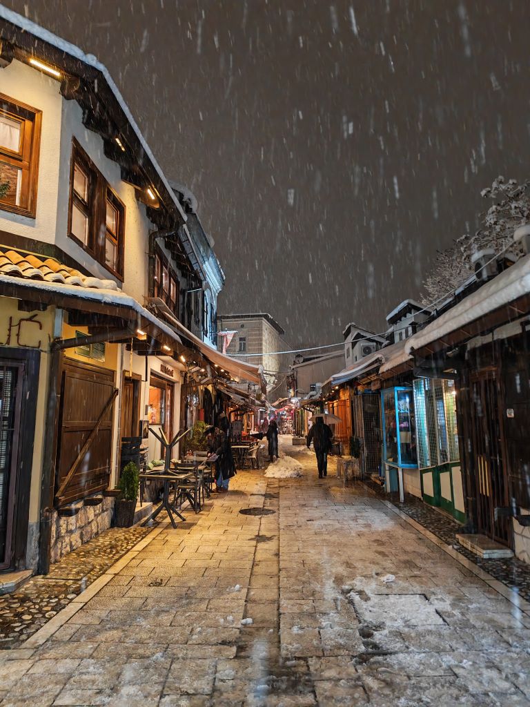 sarajevo con bambini in inverno