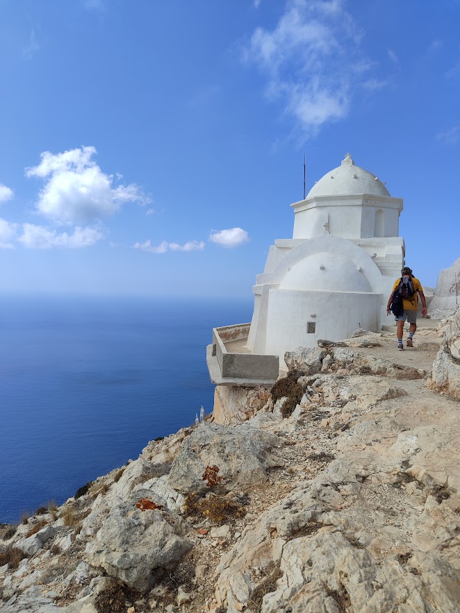 Le Cicladi meno turistiche: 5 baie nascoste da scoprire 2 Monastero di Anafi - Cicladi meno turistiche