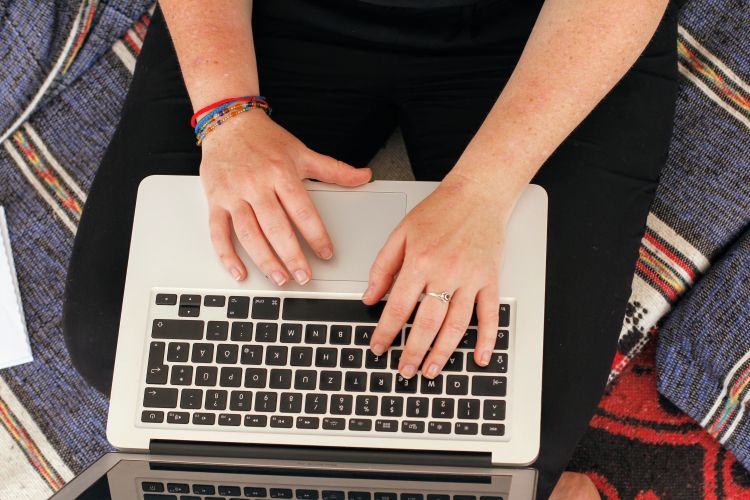 Si può ancora guadagnare con un blog di viaggi nel 2026?