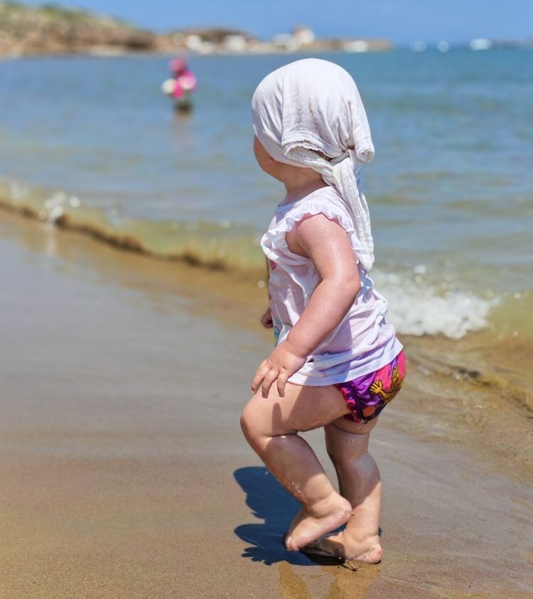 Come vestire un neonato in vacanza: la guida pratica per ogni destinazione