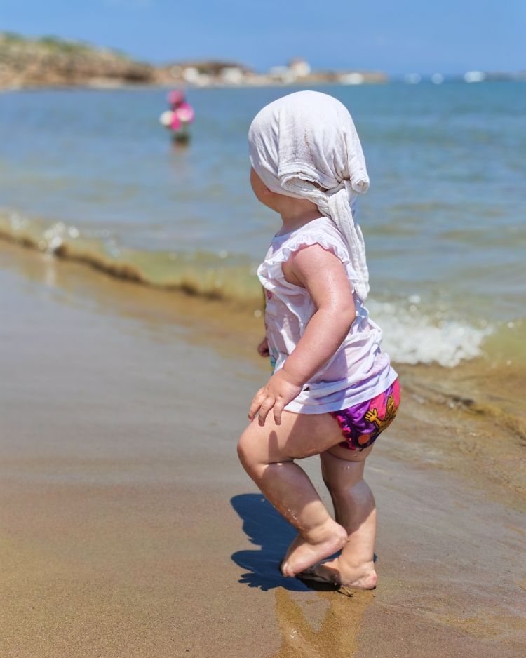 Come vestire un neonato in vacanza: la guida pratica per ogni destinazione